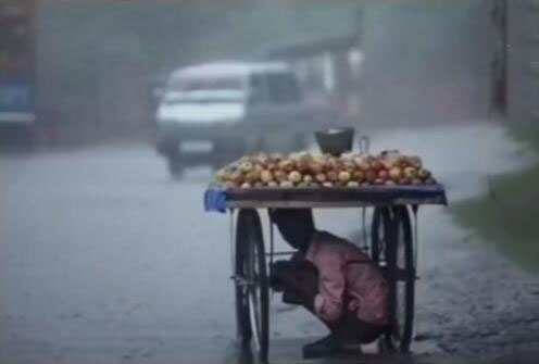 人到中年，自己就是那个屋檐，再也无法另找地方躲雨了，